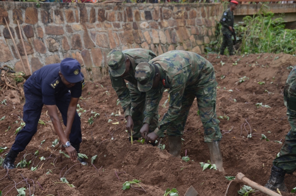 Inzego z'umutekano mu bikorwa bya ‘Army week’ byinjiye no mu buhinzi