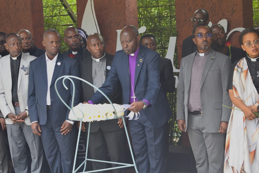 Musenyeri Kayinamura aha icyubahiro abashyiguwe mu rwibutso rwa Jenoside rwa Kigali