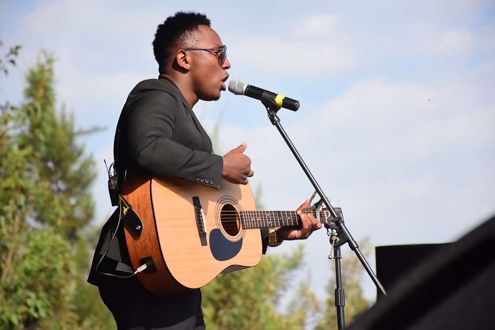 Christopher yatangiye aririmba 'Abasitari' akanacuranga gitari