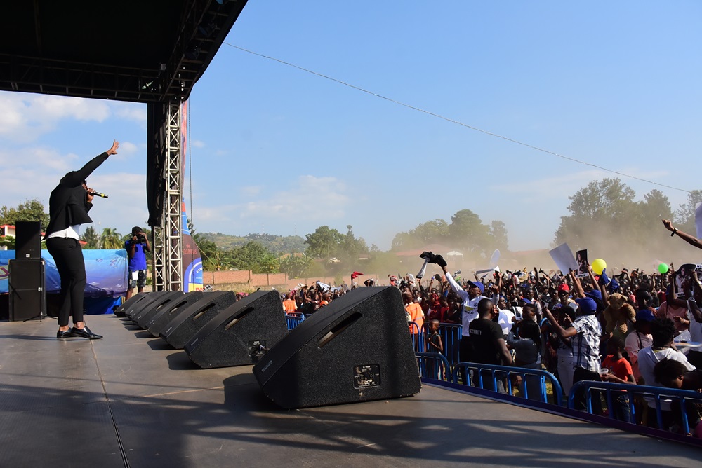 Abafana bamweretse urukundo...