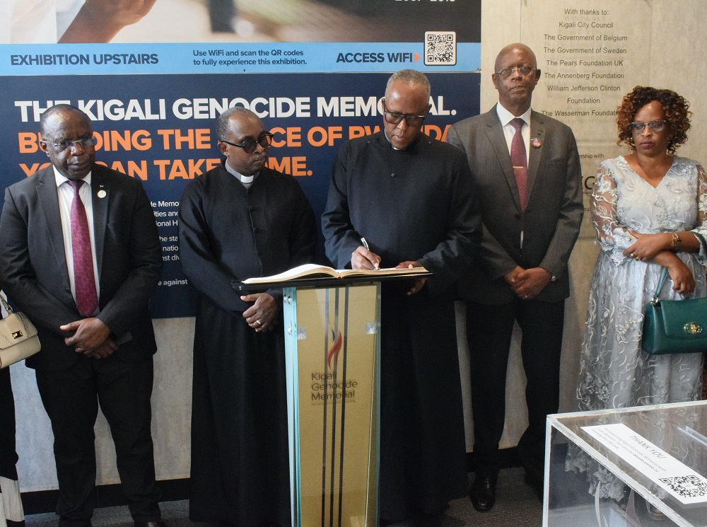 Ubwo abakirisitu b'Itorero Angilikani Paruwasi ya St Etienne basuraga Urwibutso rwa Jenoside rwa Kigali