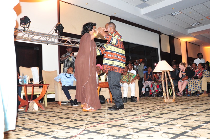 Kayirebwa na Muyango bageragezaga kubyina indirimbo icuranzwe mu buryo bugezweho
