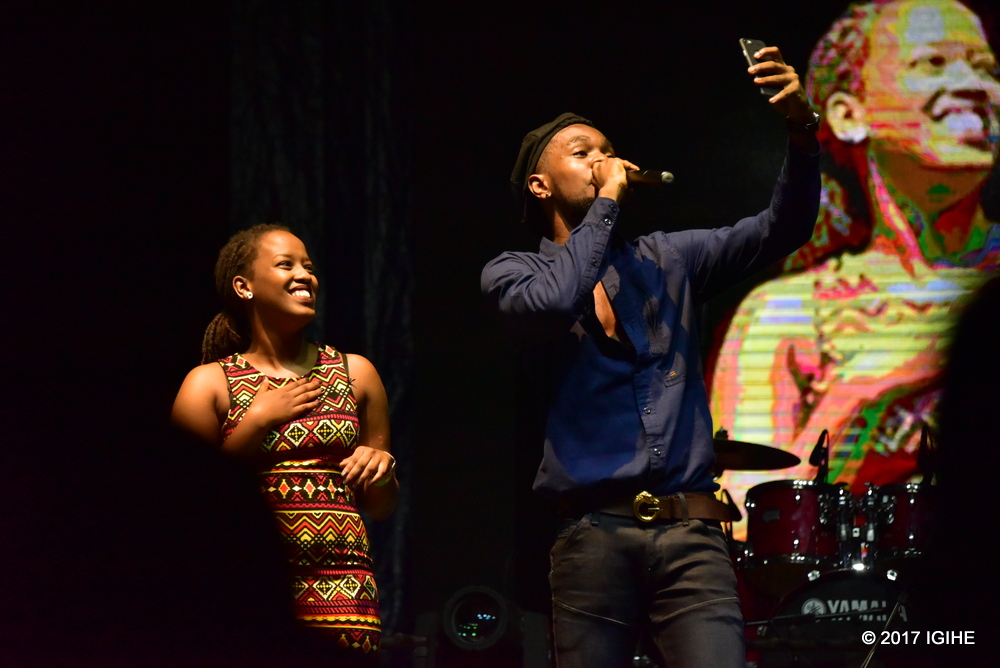 Patoranking n'uyu mukobwa, hano bari barimo gufata video yo gushyira kuri Snapchat, ibi byateye benshi umujinya