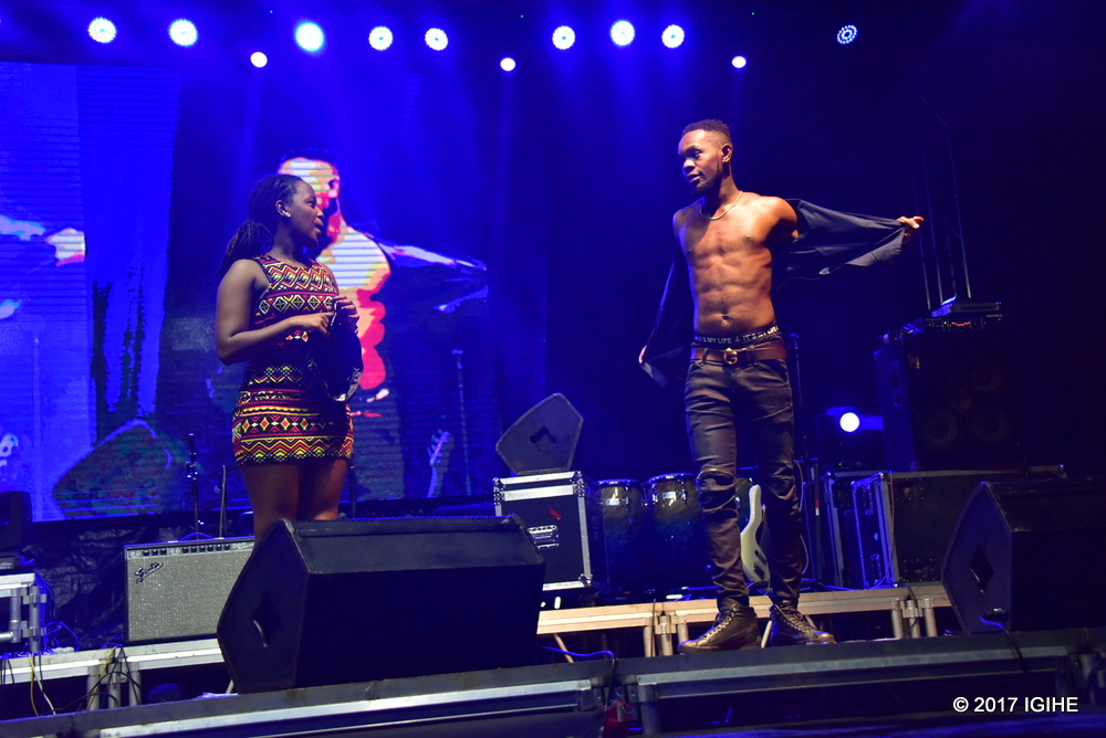 Patoranking yahaye uyu mukobwa imyenda ye yo hejuru asigara yambaye ubusa