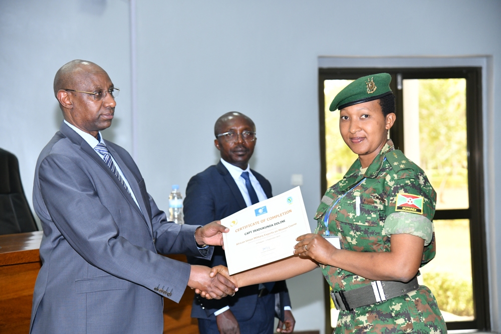 Umwe mu bagize Ingabo z'u Burundi ahabwa icyemezo cy'ishimwe ubwo hasozwaga amahugurwa