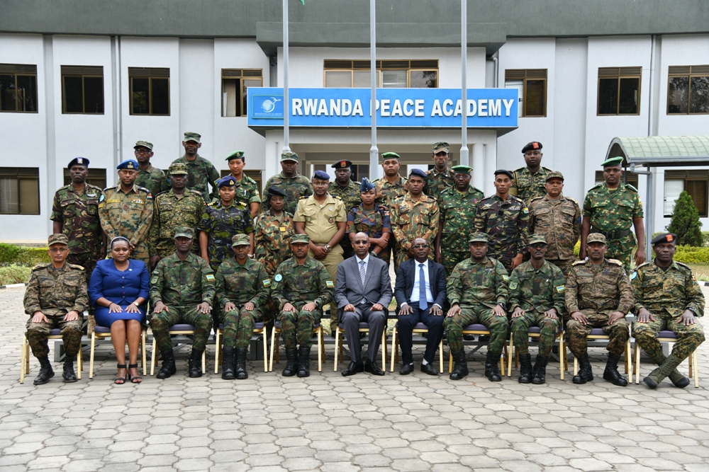 Abofisiye bakuru 24 baturutse mu bihugu bitandukanye basoje amahugurwa yo kubungabunga amahoro bari bamazemo iminsi mu Kigo cy'Igihugu cy'Amahoro, Rwanda Peace Academy
