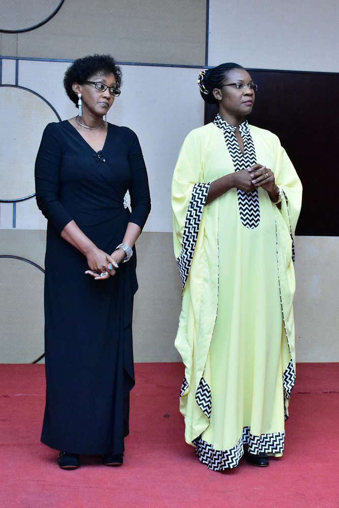 Minisitiri ushinzwe imirimo y'Inama y'Abaminisitiri, Stella Ford Mugabo n'uw'Abakozi ba leta n'umurimo, Judith Uwizeye, nibo batanze ibihembo ku bigo byitwaye neza