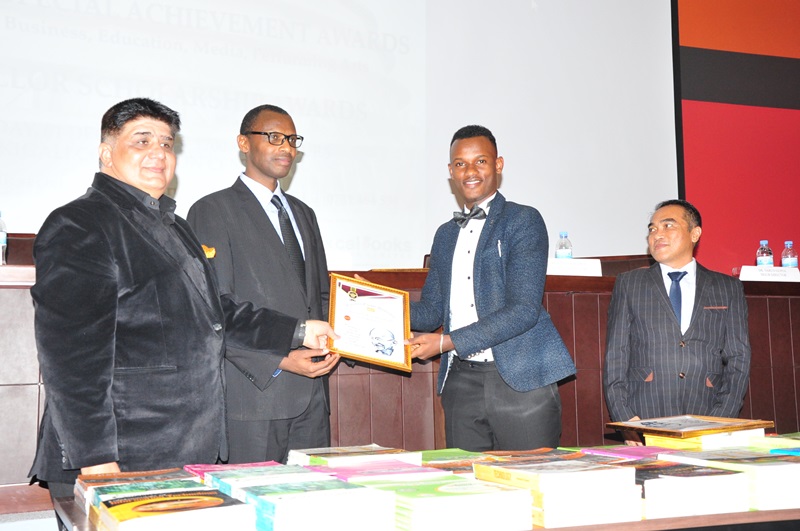 Buravan ubwo yashyikirizwaga ishimwe yagenewe