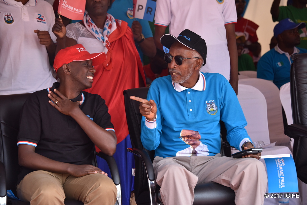 Umunyamabanga Mukuru w'Umuryango wa FPR Inkotanyi, Ngarambe François aganira na Minisitiri w'Ubutegetsi bw'Igihugu, Francis Kaboneka bitabiriye ibikorwa byo kwiyamamaza bya Paul Kagame i Rulindo
