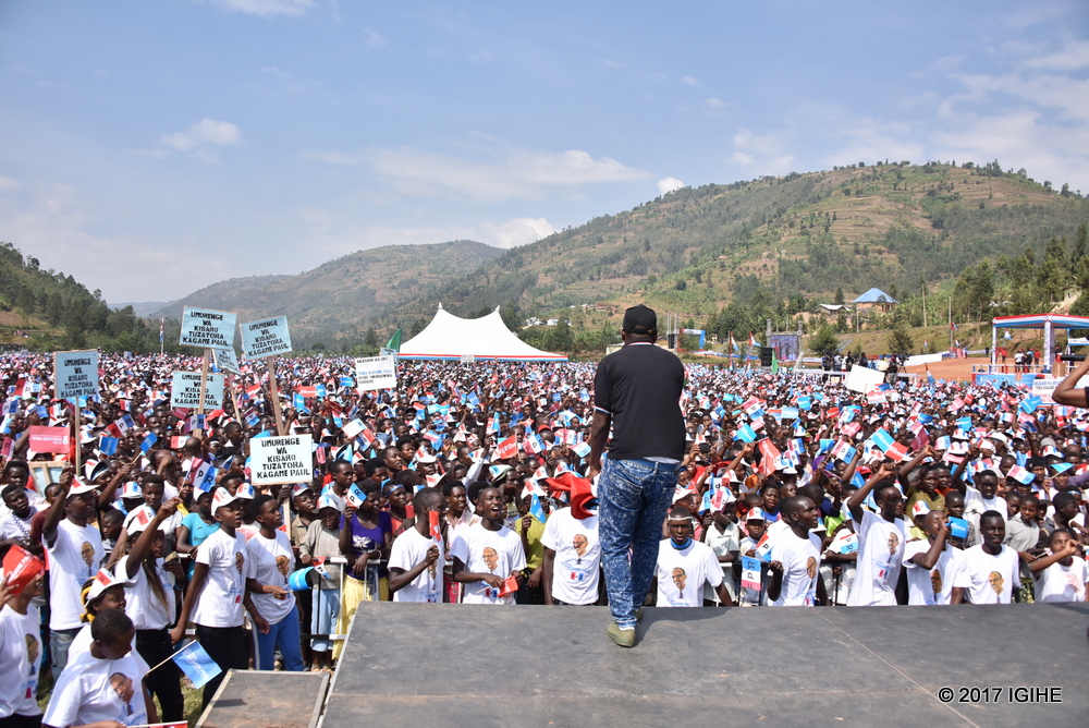 Abaturage bo mu mirenge itandukanye bari baserukanye ibyapa bigaragaza ko bashyigikiye FPR n'umukandida wayo Paul Kagame