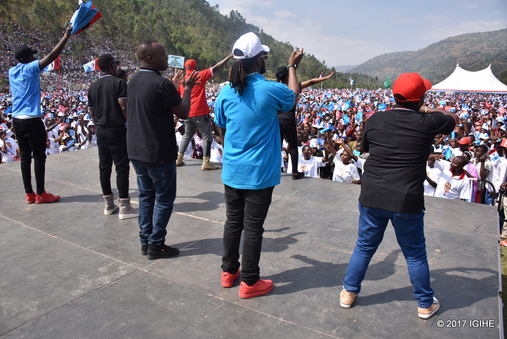 Abahanzi batandukanye basusurutsa abaturage b'i Rulindo mbere y'uko umukandida ahagera