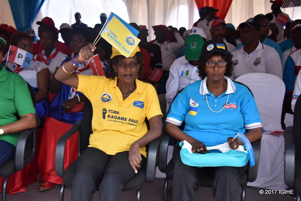 Perezida w'Ishyaka Riharanira Demokarasi ihuza Abanyarwanda (PDC), Mukabaranga Agnès (ibumoso) n'Umuyobozi w'Ishyaka ry'Ubwisungane n'Iterambere (PSP), Kanyange Phoebe, mu bitabiriye ibikorwa byo kwiyamamaza i Rulindo