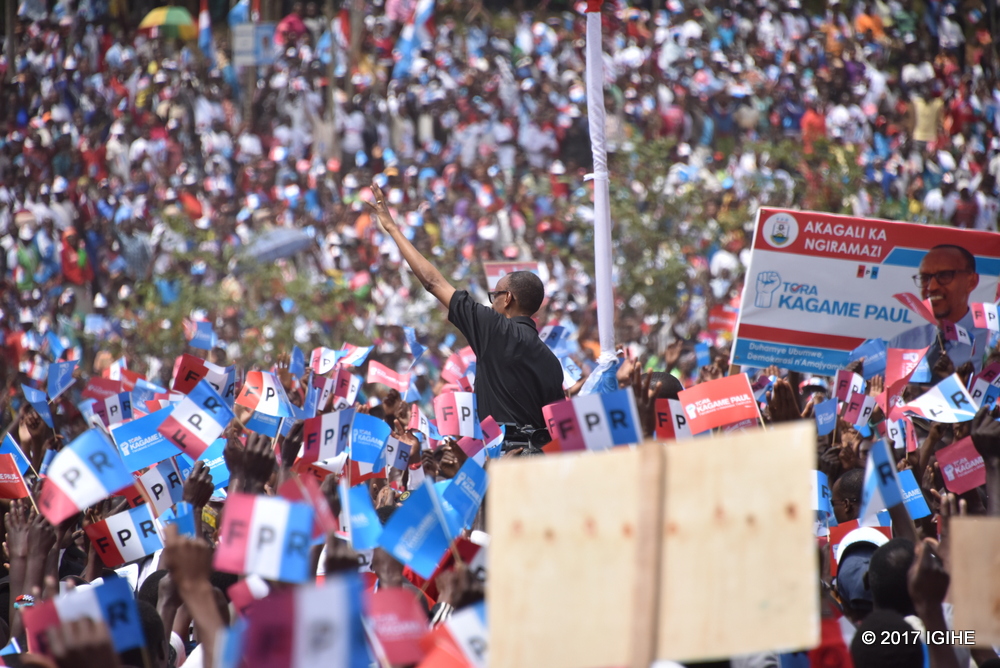 Umukandida wa FPR Inkotanyi, Paul Kagame ubwo yageraga i Rulindo asuhuza abaturage na bo bamwakiranye urugwiro