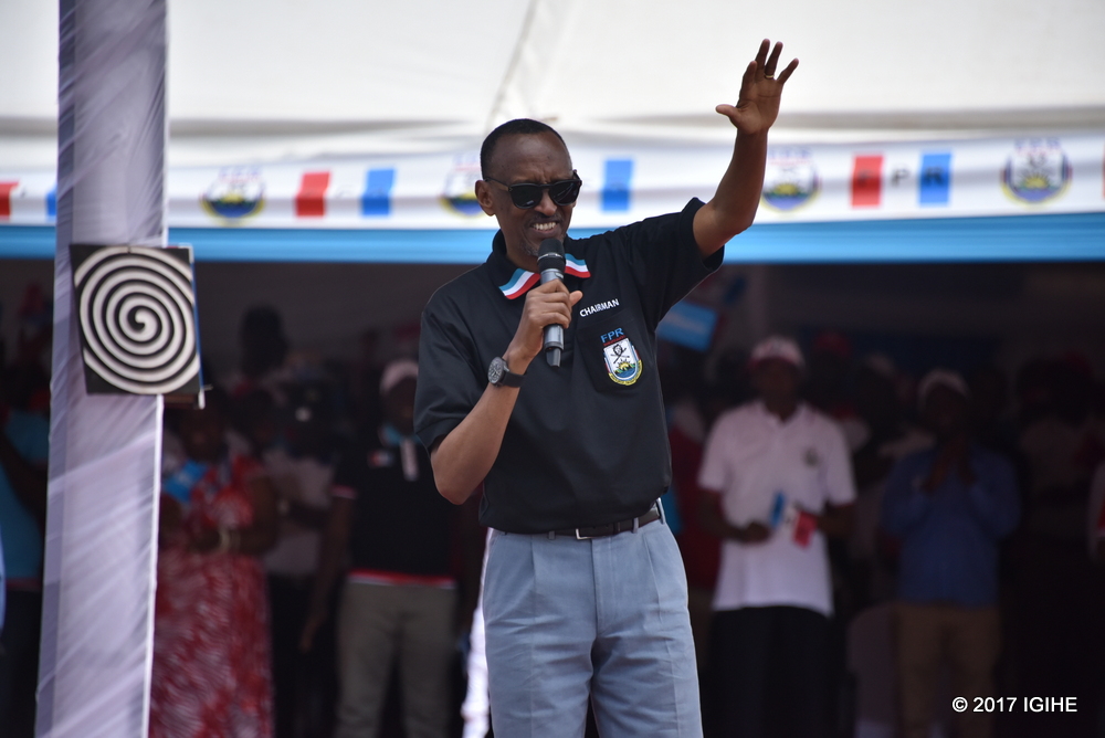 Perezida Kagame asuhuza abaturage b'i Rulindo bari baje kumushyigikira