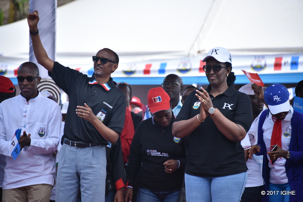 Paul Kagame na Madamu bishimana n'abaturage ba Rulindo
