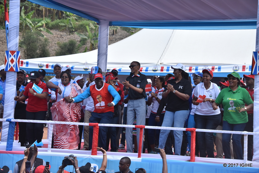 Depite Gatabazi Jean Marie Vianney (uwa gatatu uturutse ibumoso), Paul Kagame na Madamu na Mukabalisa Donatille (wa mbere iburyo) babyina ikinimba