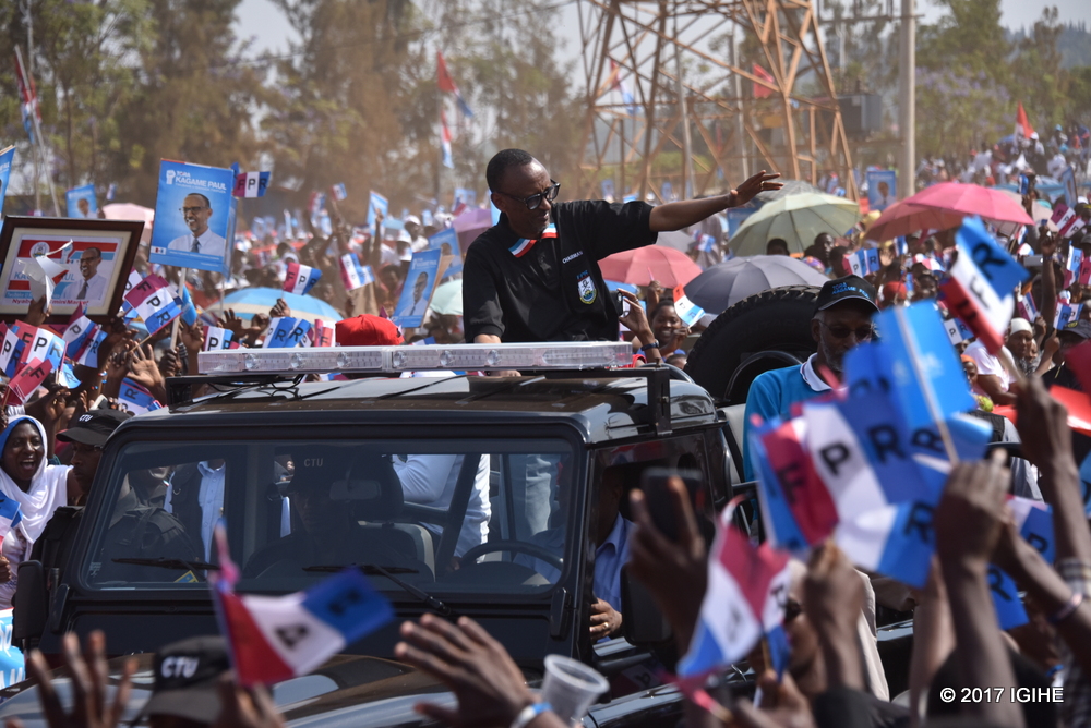 Paul Kagame asuhuza ibihumbi by'abaturage bari bateraniye i Nyamirambo kuri 'Tapis Rouge'