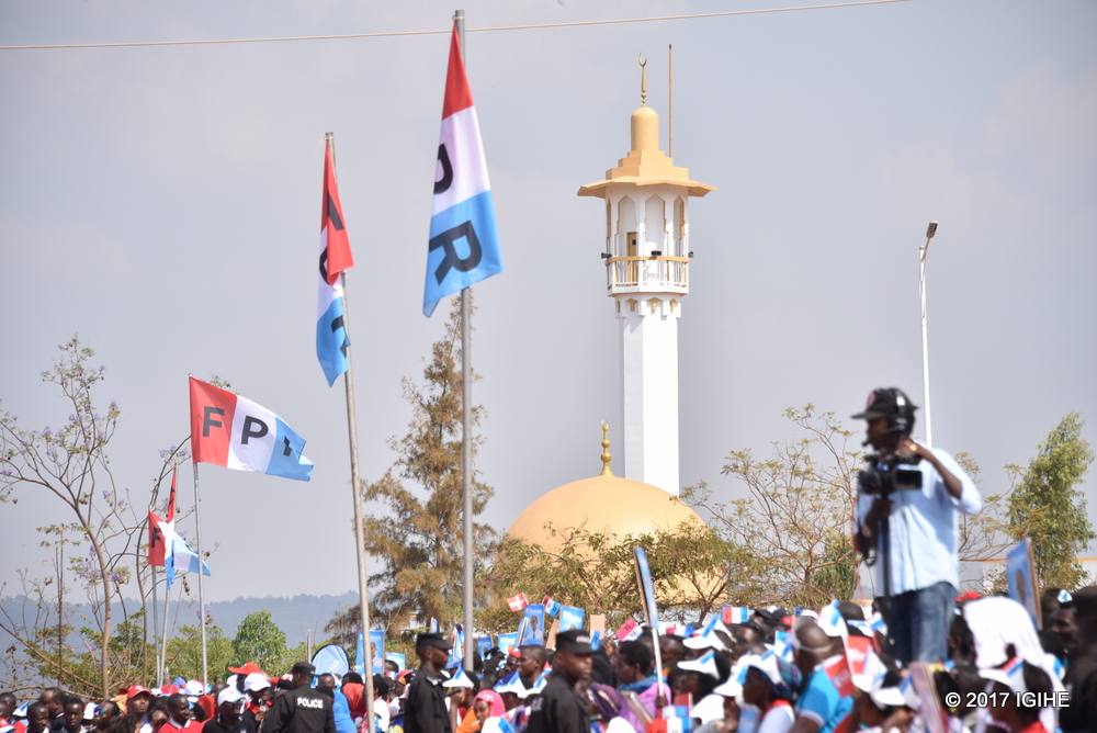Mu mfuruka zose za 'Tapis Ruoge' hari hazamuwe amabendera ya FPR Inkotanyi