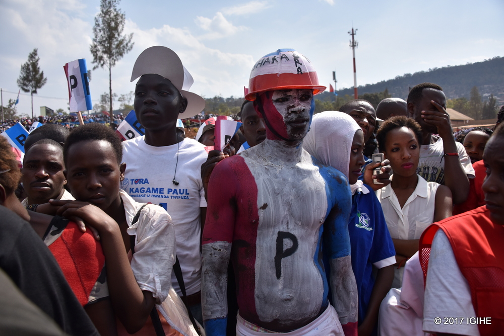 Yisize amarangi y'amabara ari mu ibendera rya FPR Inkotanyi mu kugaragaza urukundo afitiye umuryango n'umukandida wawo