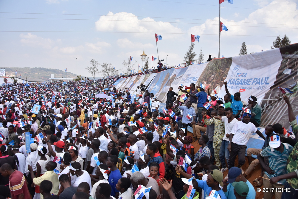 Ibihumbi by'abanyamujyi bahuriye i Nyamirambo aho bakiriye Paul Kagame mu byishimo by'ikirenga