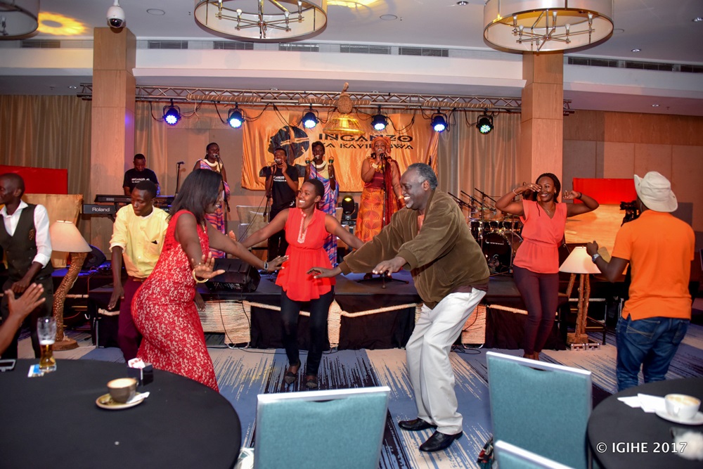 Senateri Tito Rutaremara ari mu bizihiwe n'igitaramo cya Kayirebwa