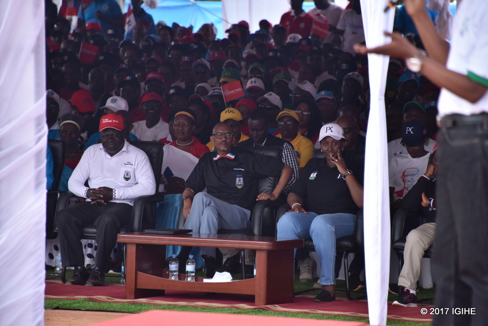 Vice Chairman w'Umuryango wa FPR Inkotanyi, Christophe Bazivamo; Paul Kagame na Madamu mu bikorwa byo kwiyamamaza