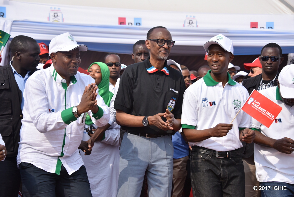 Umunyamabanga wa Leta ushinzwe amashuri abanza n'ayisumbuye muri Minisiteri y'Uburezi (MINEDUC), Isaac Munyakazi (ibumoso); Paul Kagame na Sheikh Musa Fazil Harerimana babyinanye n'ibihumbi by'abaturage bari bateraniye kuri 'Tapis Rouge'