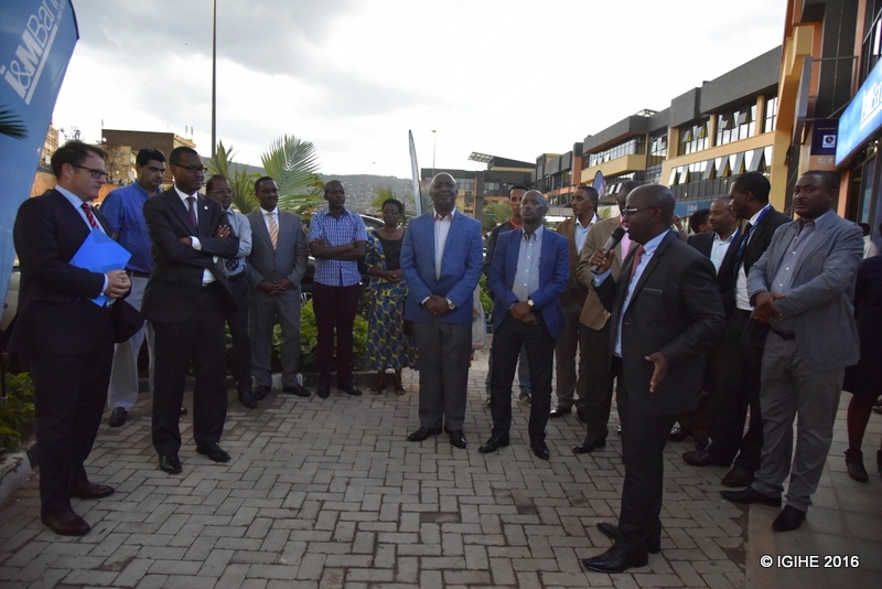 Abakiriya ba I&M Bank bishimiye ishami rishya ryafunguwe mu nyubako ya CHIC