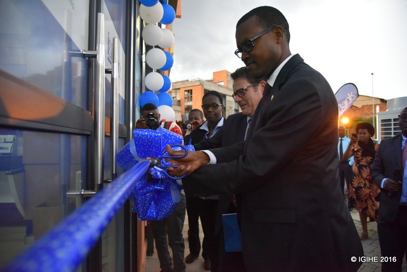 Umuyobozi w’Umujyi wa Kigali wungirije ushinzwe iterambere ry’Ubukungu, Busabizwa Parfait afungura ku mugaragaro ishami rishya rya I&M Bank