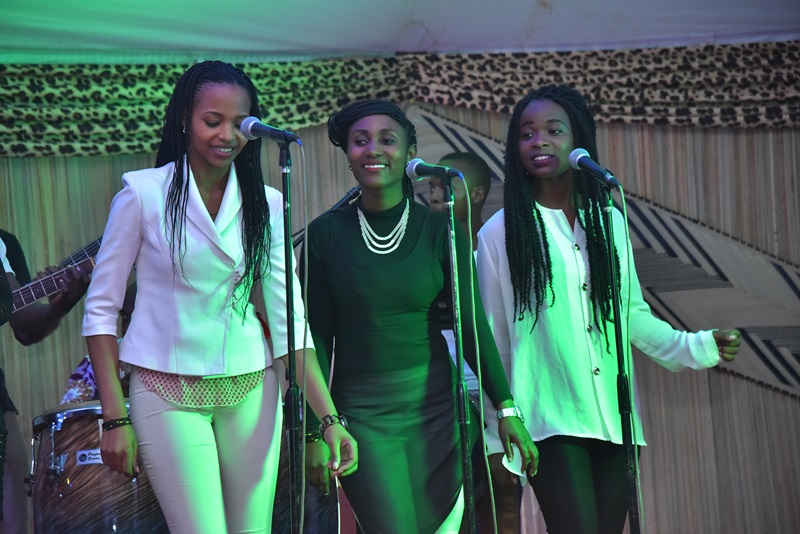 Abanyeshuri biga umuziki ku Nyundo ni bo bafashaga iri tsinda mu majwi
