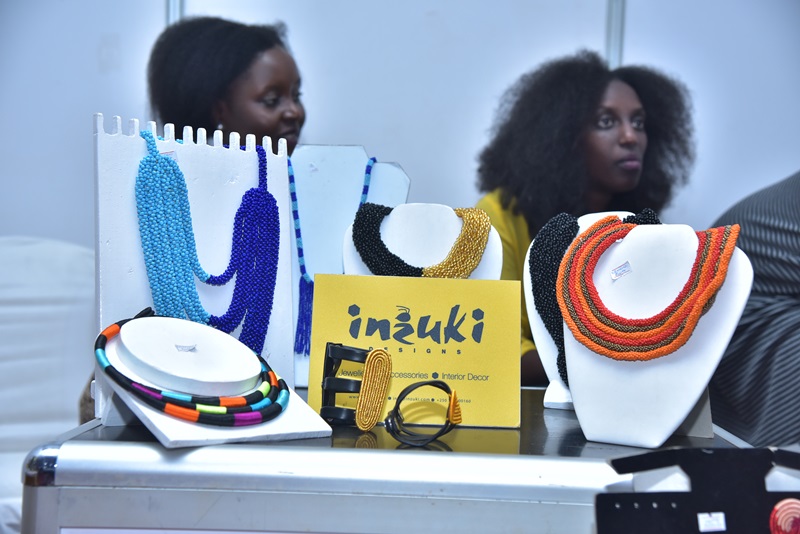 Inzuki Designs bibanda cyane ku mitako ikoze mu masaro