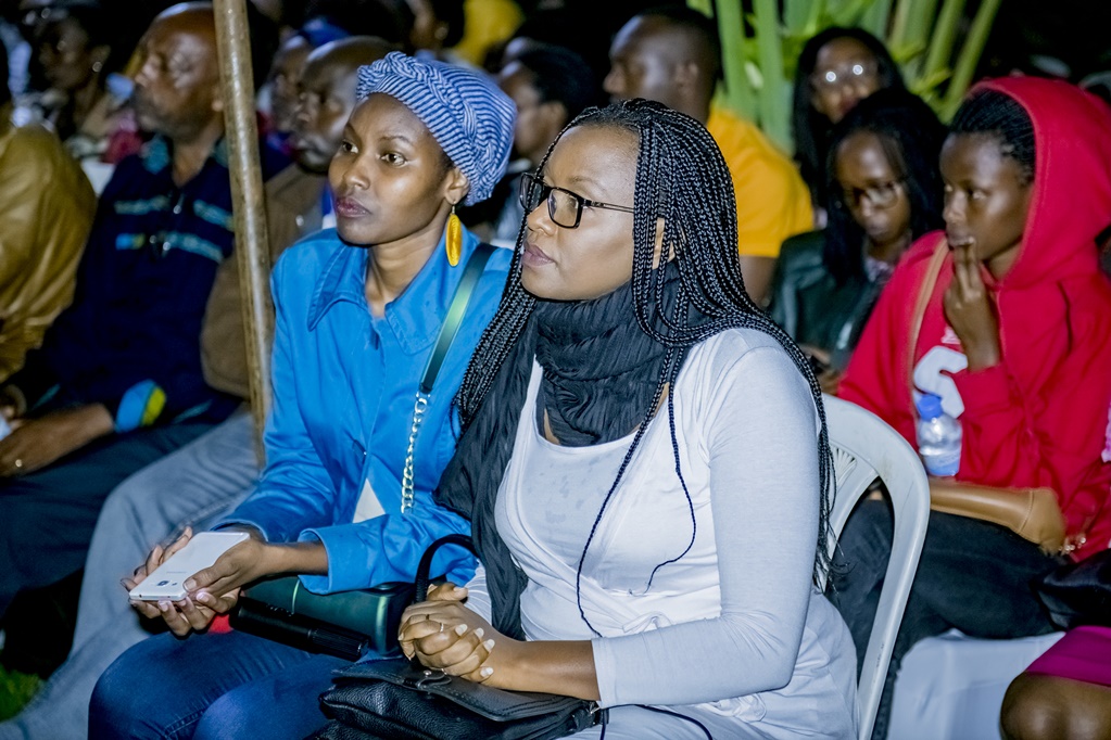 Uhereye iburyo, abahanzi barimo Uwitonze Clementine benshi bamenye ku izina rya Tonzi na Natukunda Apophia(Posh) bitabiriye uwo muhango