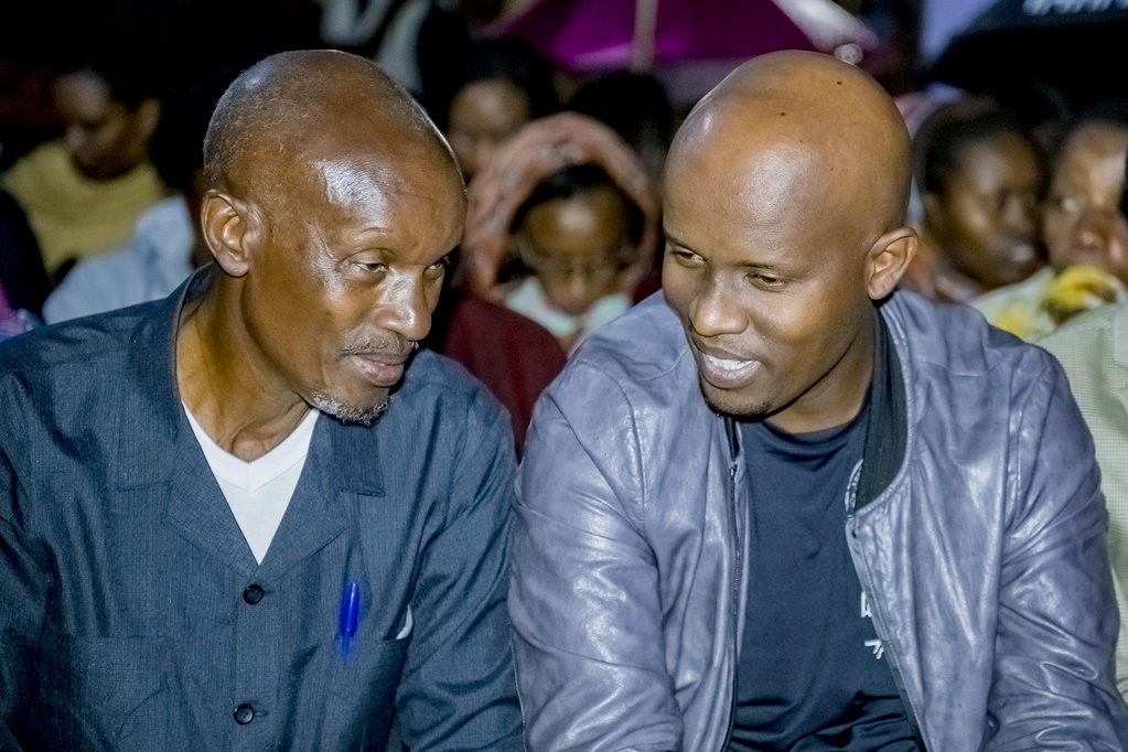 Burabyo Michael (ibumoso) yaganirizaga umuhungu we Burabyo Ghislain wapfushije umugore we