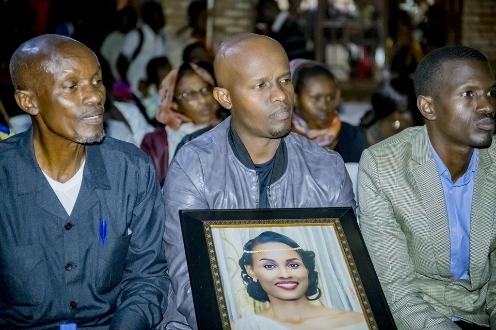 Pasiteri Rwomushana Charles (iburyo) usemurira Apôtre Gitwaza uyobora Zion Temple nyakwigendera yasezeraniyemo, yifatanyije n’abitabiriye umuhango wo gusezera kuri Miss Muhikira
