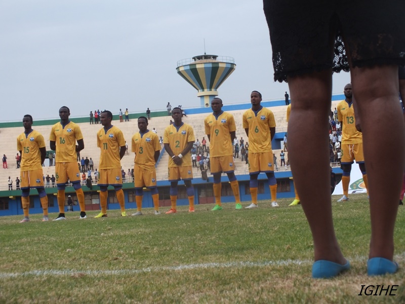 Abakinnyi b'Amavubi ubwo haririmbwaga indirimbo ya Ethiopia mu mukino wa gicuti utegura Ghana tariki ya 5 Nzeli 2015