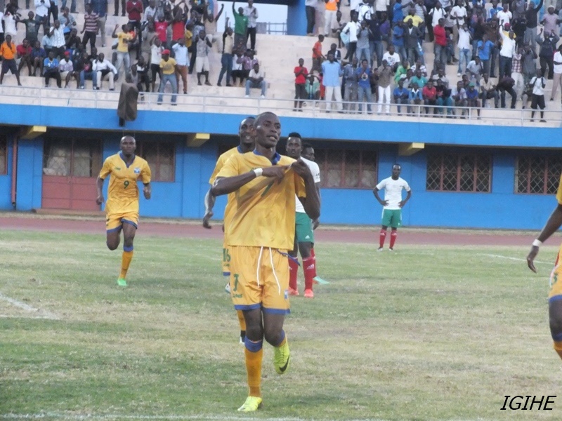 Mugiraneza Jean Baptiste yashinguye icumu aherejwe umupira na Iranzi Jean Claude wasimbuye