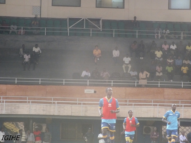 Umutoza w'Amavubi Jonathan Mckinstry yakurikiranye imyitozo yicaye muri stade