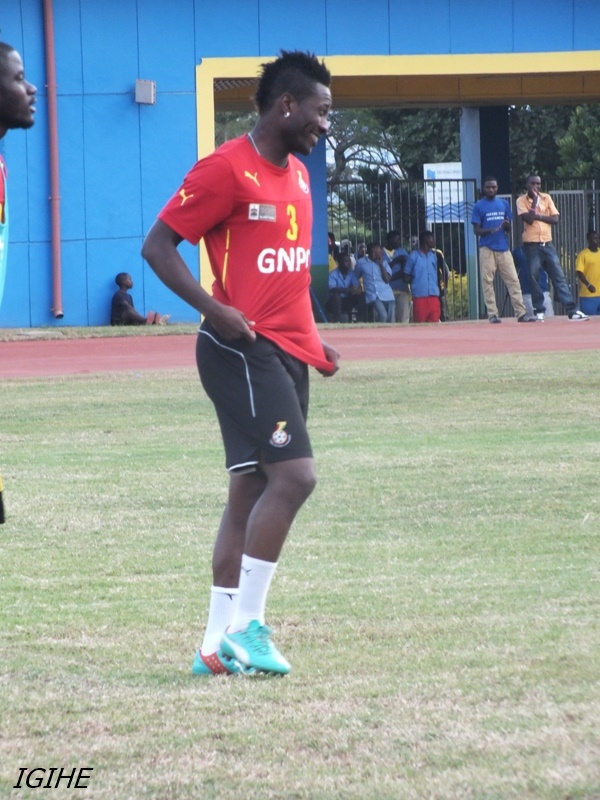 Kuri stade Amahoro, kapiteni wa Ghana Asamoah Gyan yabanje gukora imyitozo na bagenzi be