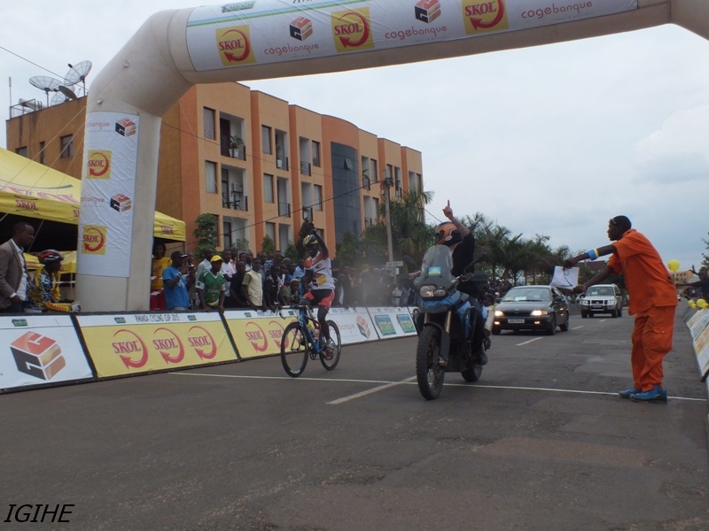 Uwizeye Claude yazengurutse bwa nyuma Km 11,5 ari wenyine, Nsengimana yasigaye