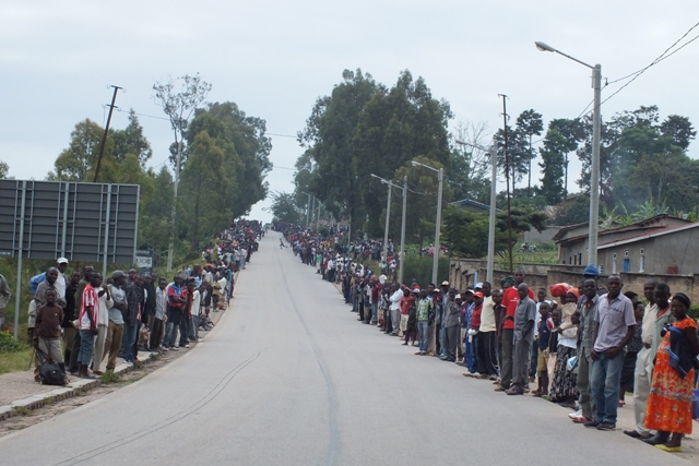 Abafana ku muhanda aho abasiganwa banyura baba ari benshi