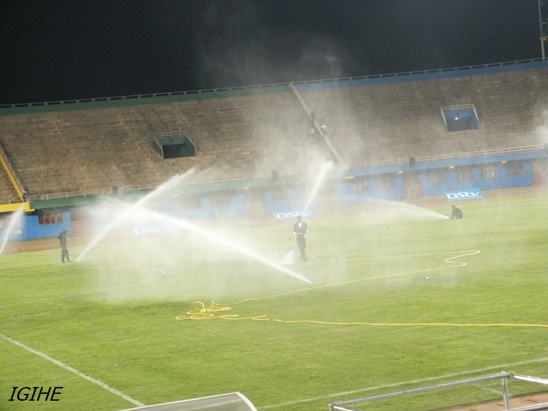 Nyuma ya buri mukino ikibuga cya stade Amahoro kiruhirwa ariko ubu ngo amazi yarabuze byatumye ubwatsi bwuma