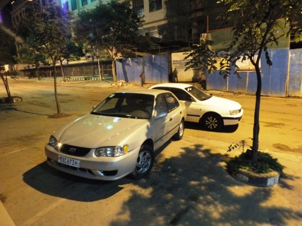 Iyi modoka ye yo mu bwoko bwa Toyota Corolla yaparitswe imbere ya Radiyo Ubuntu butangaje, n'undi muntu utari Ntamuhanga nawe wahise anyerera aburirwa irengero kuri moto nayo itaramenyekanye