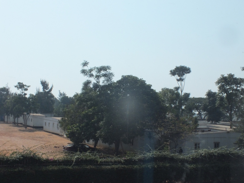 Mu kibanza kizubakwamo hoteli ya FERWAFA harimo kontineri 150