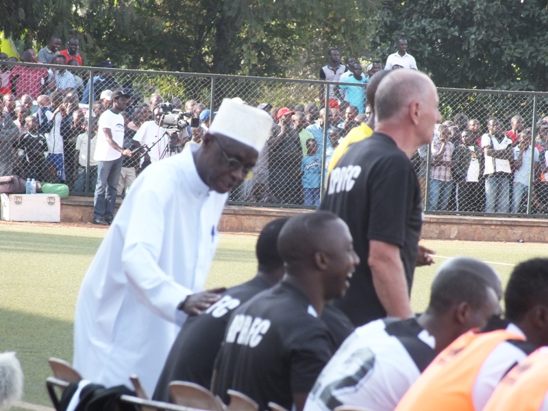 Byabaye ngombwa ko komiseri w'umukino ajya kunga impande zombi