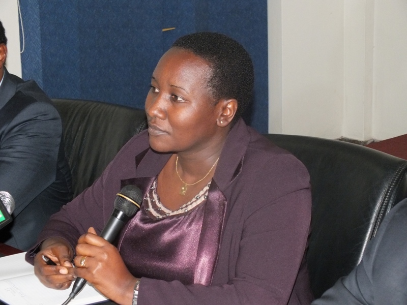 Minisitiri Uwacu asanga FERWAFA itagomba kugira uruhare ku kwimuka kwa polisi mu kibanza guverinoma yabahaye