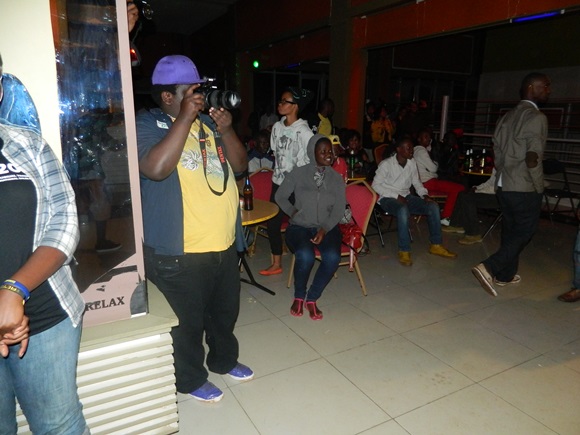 Producer Junior na we yari yaje gushaka amafoto