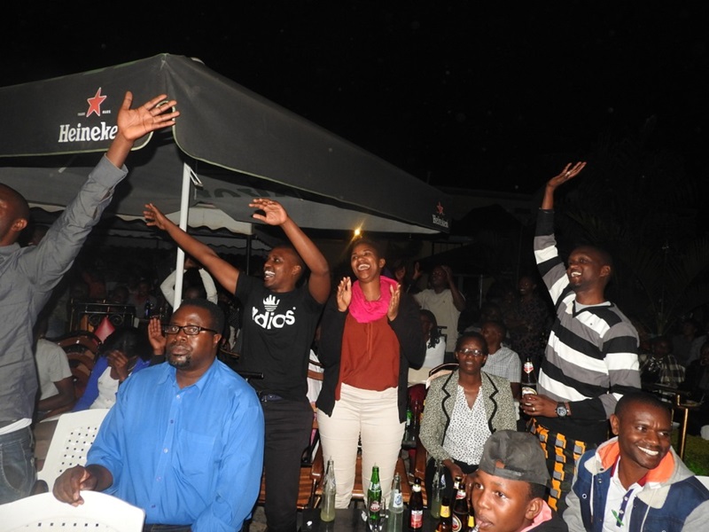 Abantu bishimye cyane
