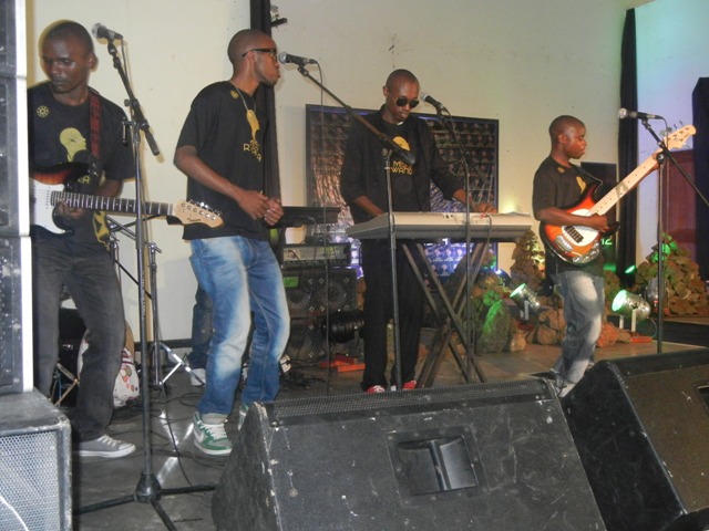 Kigali Live band mu gususurutsa ibirori bibukije abantu ibihe bya Kera mu ndirimbo nka "Anita Mukundwa" n'izindi