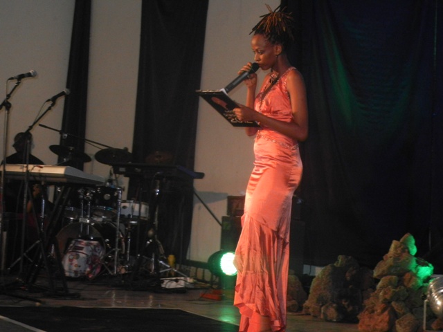 Anita Pendo wari Mc nawe yari yambaye imyambaro nk'iy'abakobwa bari mu irushanwa-ikanzu ndende