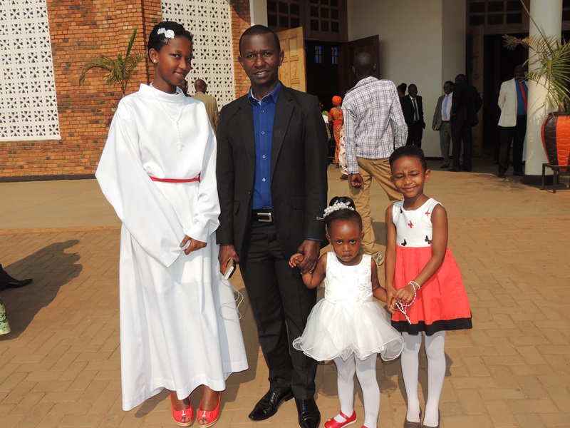 Munyanshoza n'abana be, harimo imfura yabyaye atarashaka, n'abandi babiri yabyaranye n'umugore we